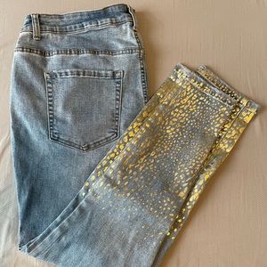 Light wash skinny jeans with gold